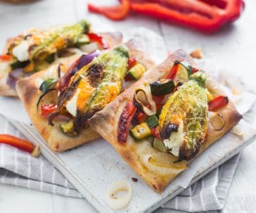 Tortitas de verduras y flores de calabacín rellenas