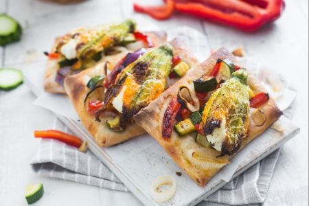 Tortitas de verduras y flores de calabacín rellenas