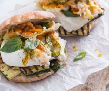 Puccia con burrata y flores de calabacín
