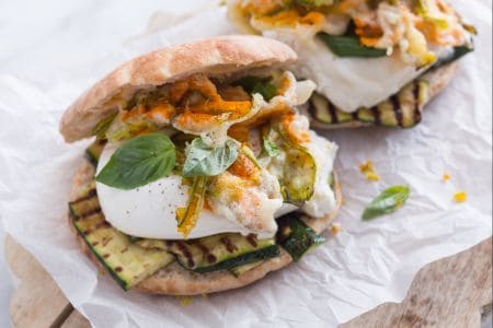 Puccia con burrata y flores de calabacín