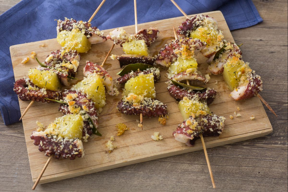 Brochetas de pulpo y patatas