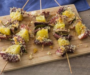Brochetas de pulpo y patatas