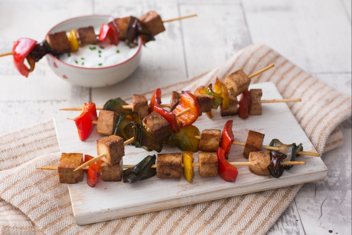 Brochetas de tofu marinado y verduras