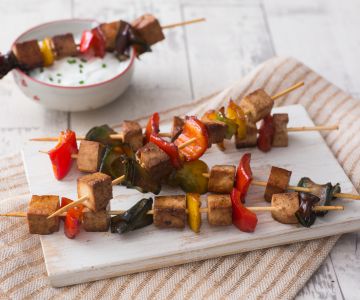 Brochetas de tofu marinado y verduras