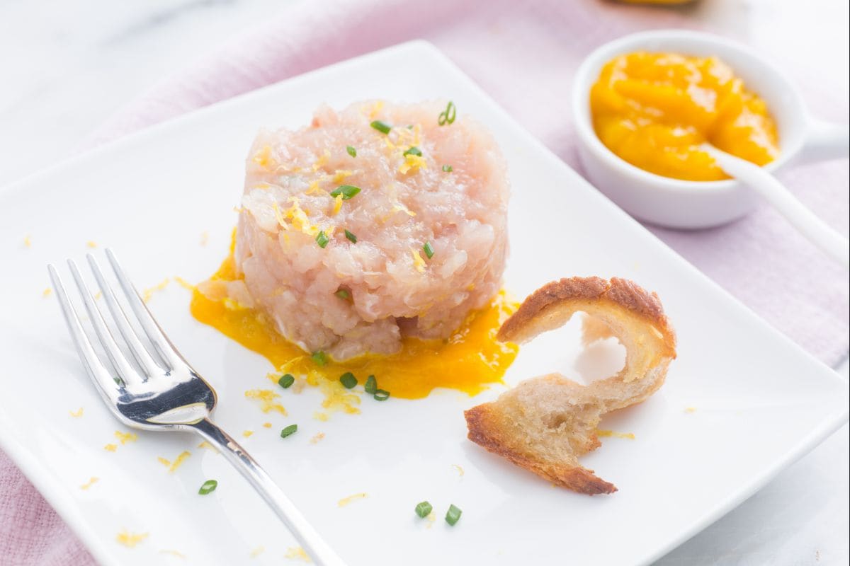 Tártaro de seriola con salsa de mango