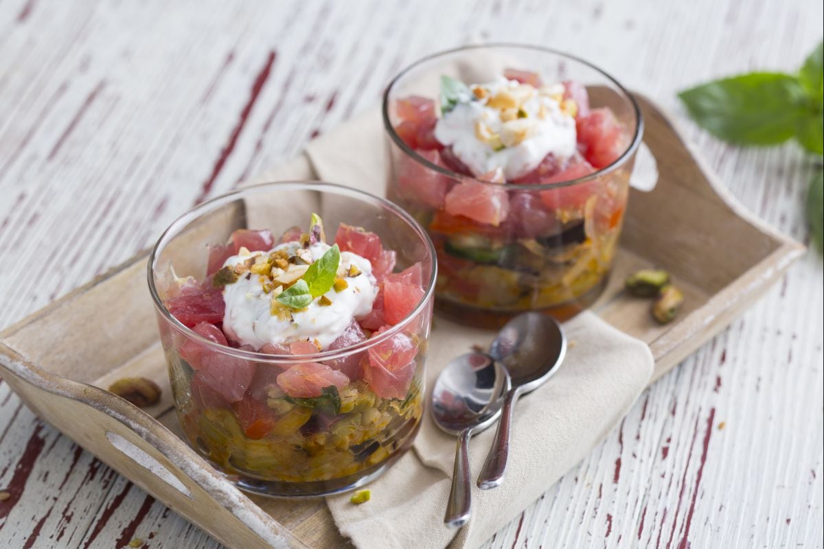 Vasitos de caponata con atún y tzatziki
