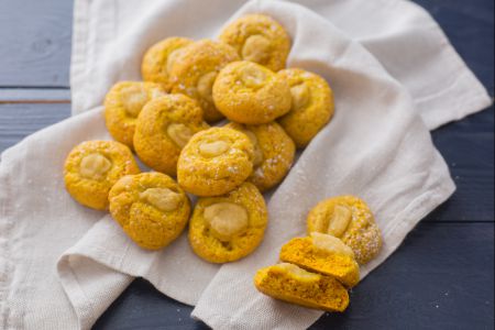 Galletas blandas con manzanas y cúrcuma