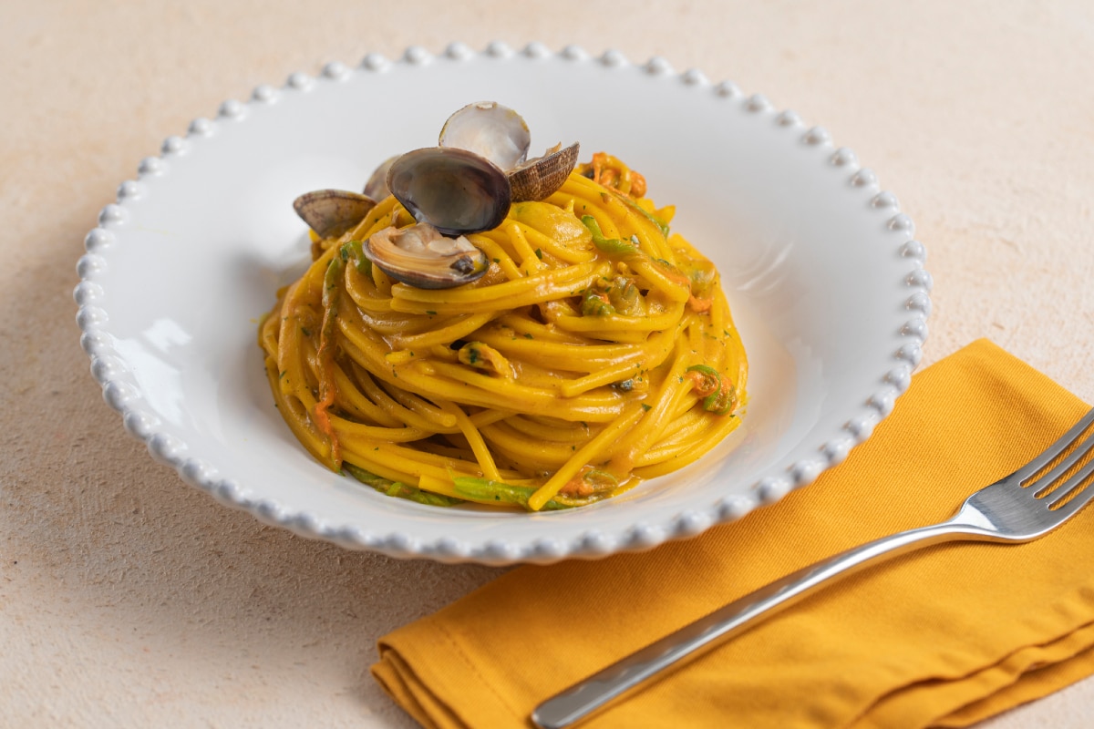 Espaguetis con almejas, flores de calabacín y azafrán