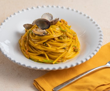 Espaguetis con almejas, flores de calabacín y azafrán