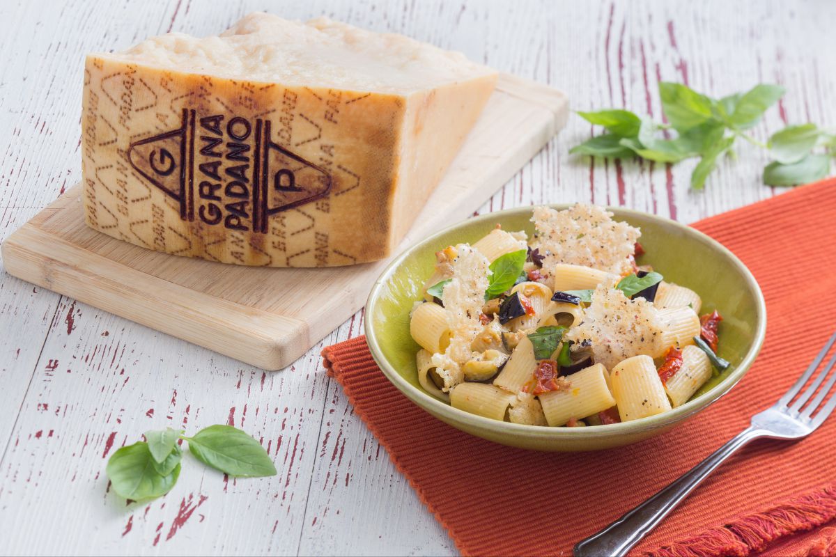 Pasta con berenjenas y obleas de Grana Padano