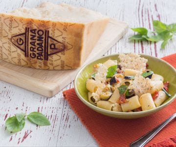 Pasta con berenjenas y obleas de Grana Padano