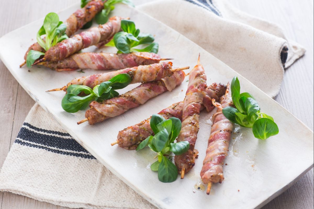 Brochetas de salchicha y panceta