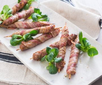 Brochetas de salchicha y panceta