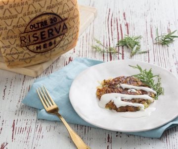 Rosti de calabacín y patatas con fonduta de Grana Padano