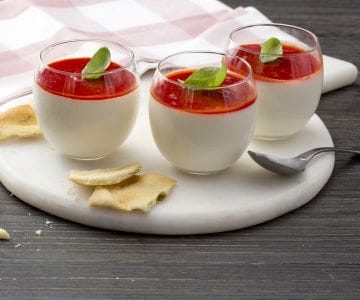 Panna cotta con coulis de tomatitos