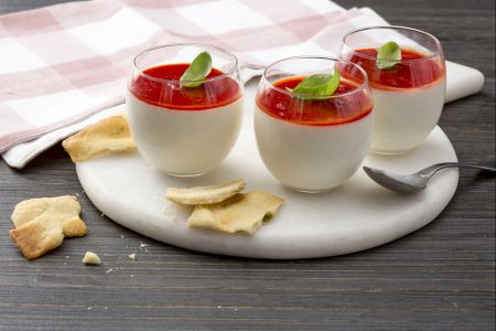 Panna cotta con coulis de tomatitos