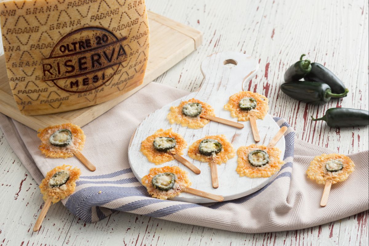 Chupachups de guindillas y Grana Padano