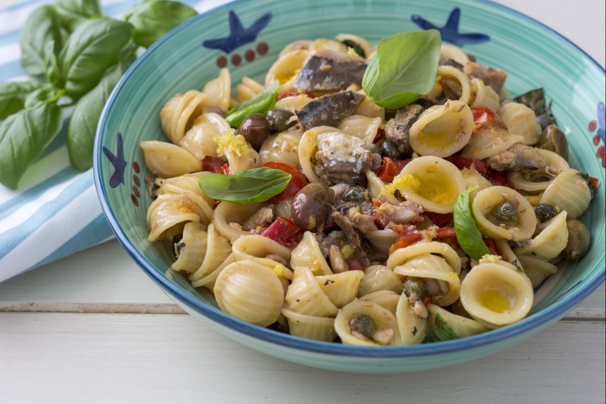 Orecchiette con sardinas y tomates cherry