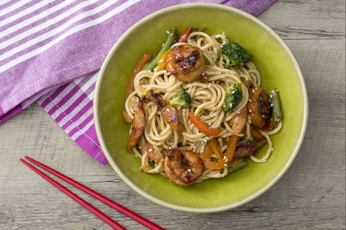 Noodles con pollo y gambas