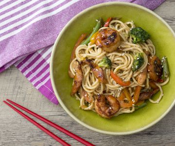 Noodles con pollo y gambas