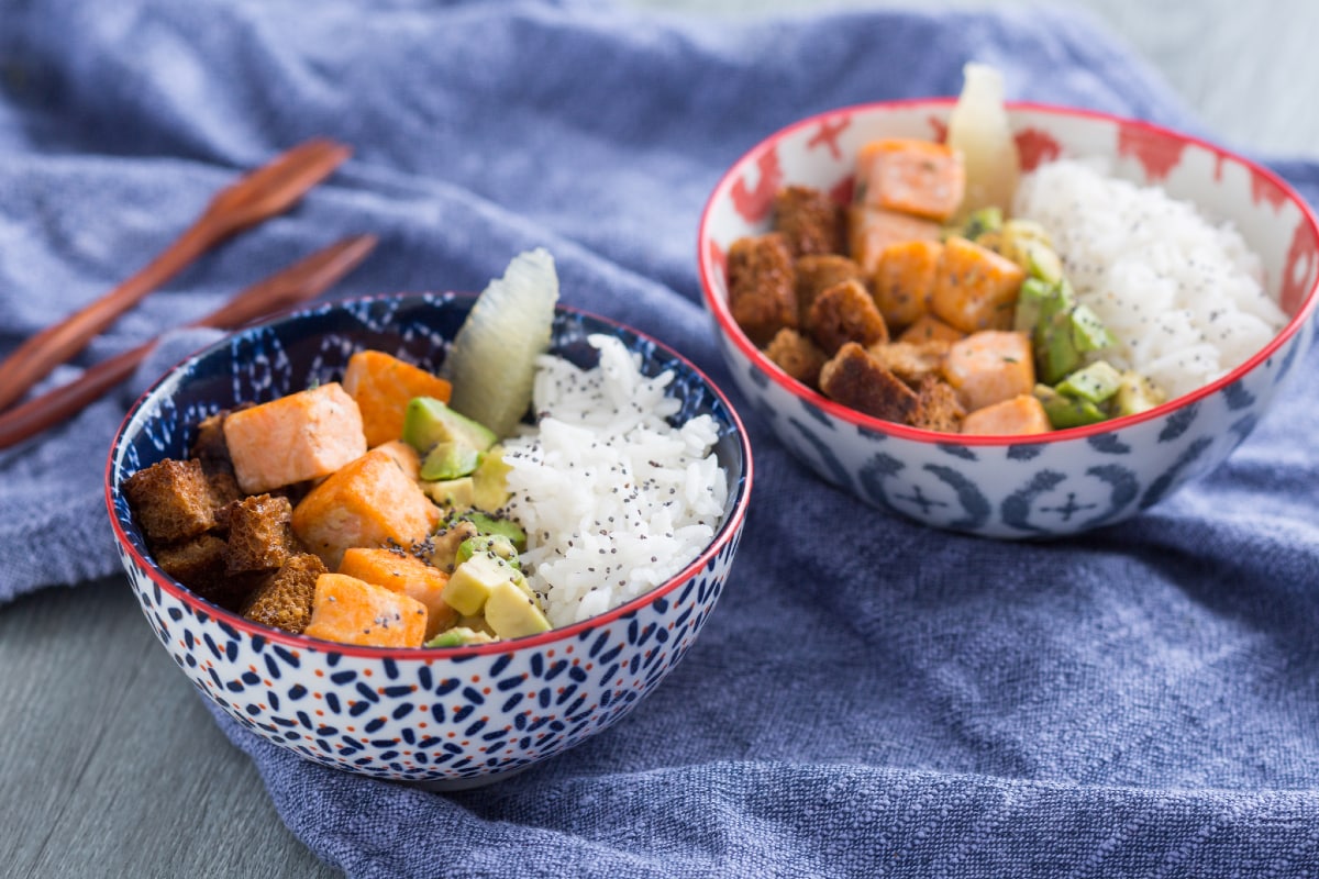 Bowl de salmón, aguacate y crujiente de pan
