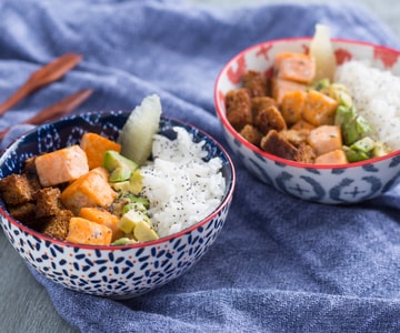 Bowl de salmón, aguacate y crujiente de pan