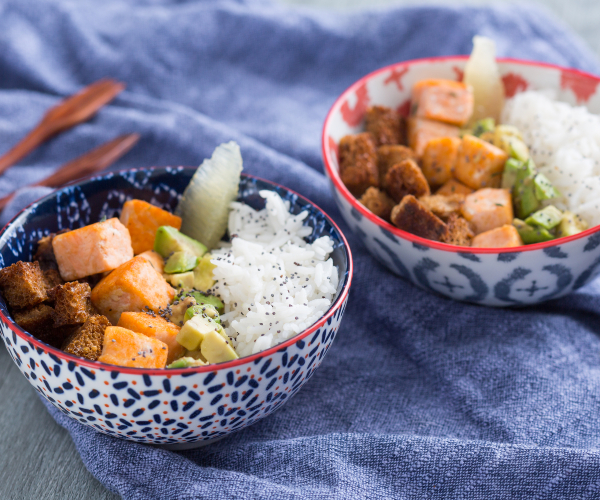 Bowl de salmón, aguacate y crujiente de pan