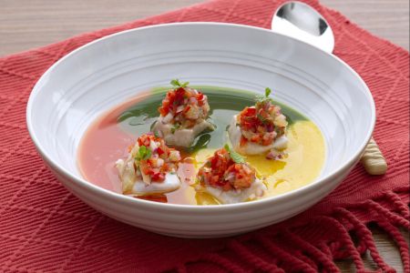 Ceviche de seriola con puré de tomatitos