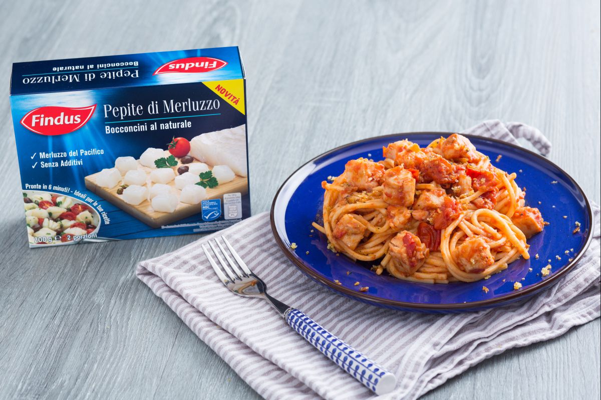 Espaguetis con salsa de bacalao y pan de hierbas