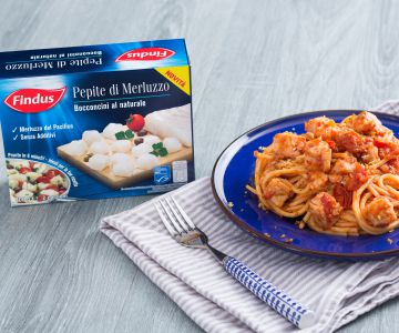 Espaguetis con salsa de bacalao y pan de hierbas