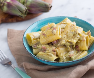 Paccheri con alcachofas a la carbonara