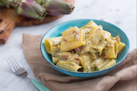 Paccheri con alcachofas a la carbonara