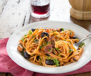 Espaguetis con pulpo a la puttanesca