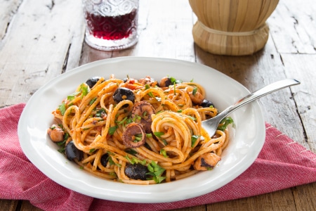 Espaguetis con pulpo a la puttanesca