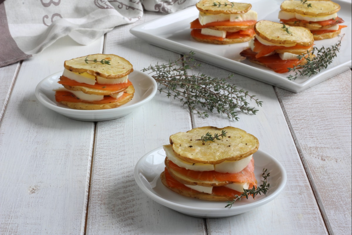 Torre de patatas con salmón y provola