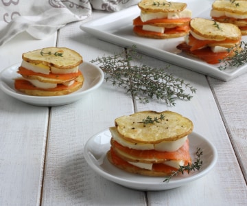 Torre de patatas con salmón y provola
