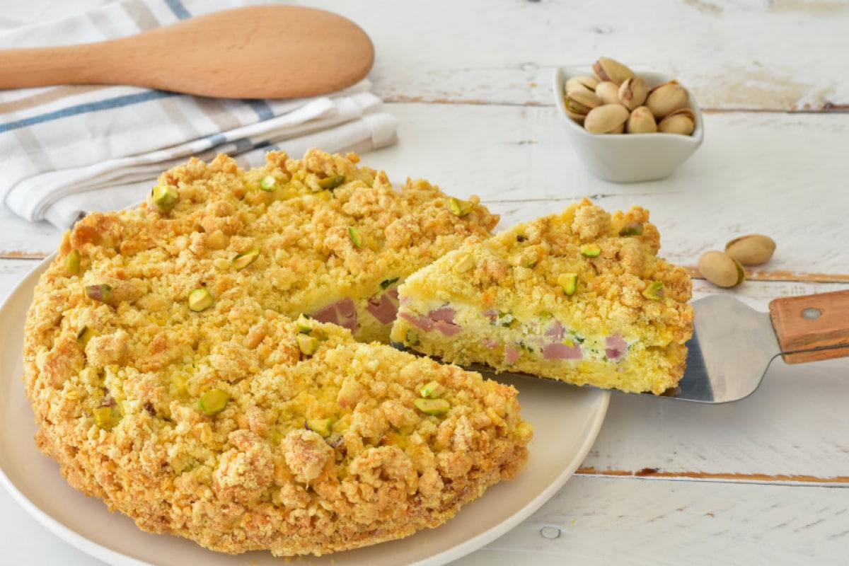 Desmigajada salada con mortadela y pistachos