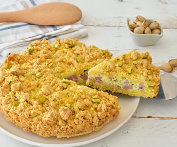 Desmigajada salada con mortadela y pistachos