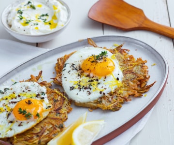 Rosti de alcachofas y huevos al plato