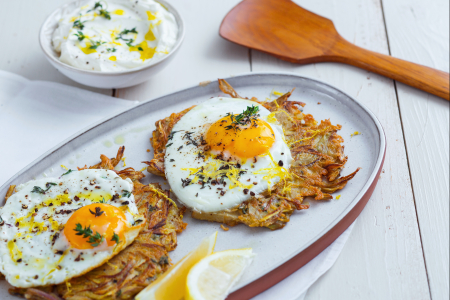 Rosti de alcachofas y huevos al plato