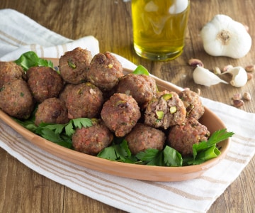 Albóndigas con mortadela y pistachos