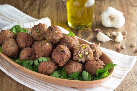 Albóndigas con mortadela y pistachos