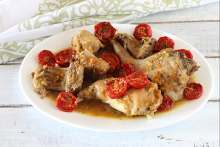 Conejo a la cerveza con tomates cherry confitados