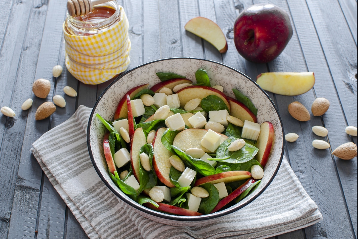 Ensalada de manzanas y espinacas