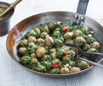 Ñoquis con pesto de hierbas