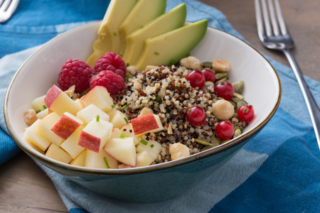 Bol de quinoa con manzanas, queso y frutos rojos