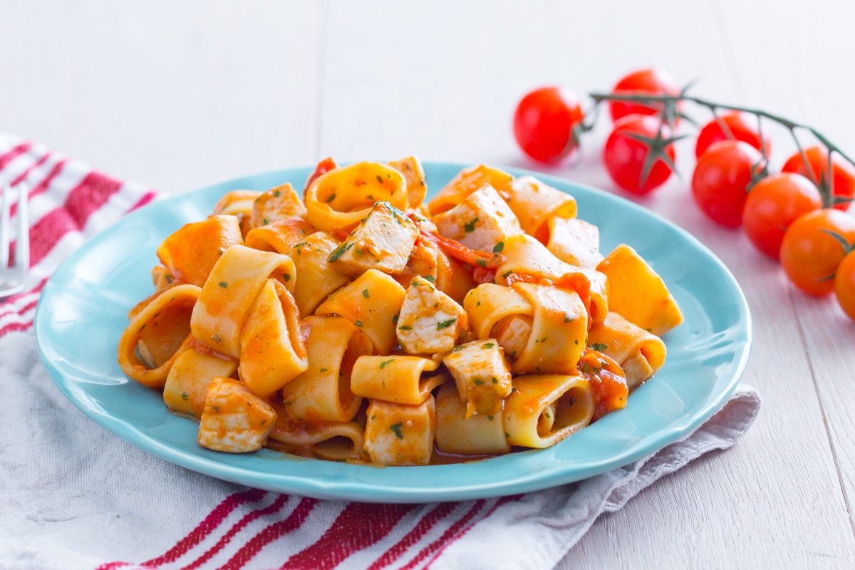 Calamarata con ragù de pez espada
