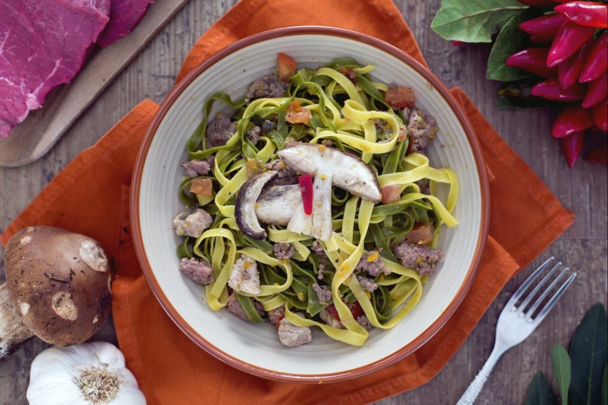 Paglia y heno con carnes mixtas y setas