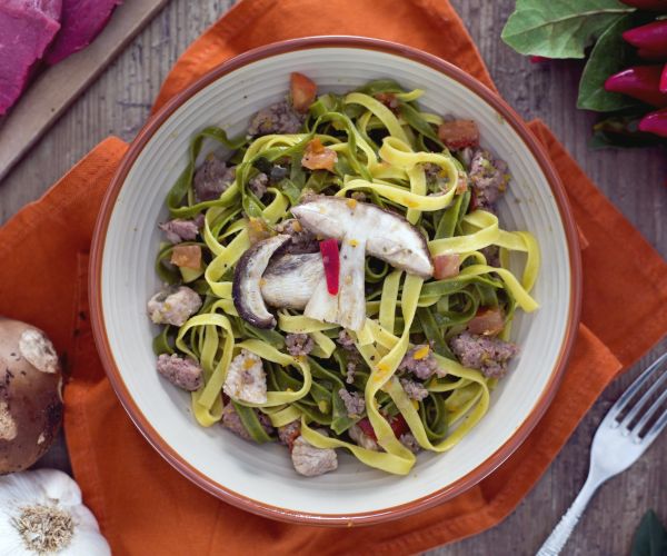 Paglia y heno con carnes mixtas y setas