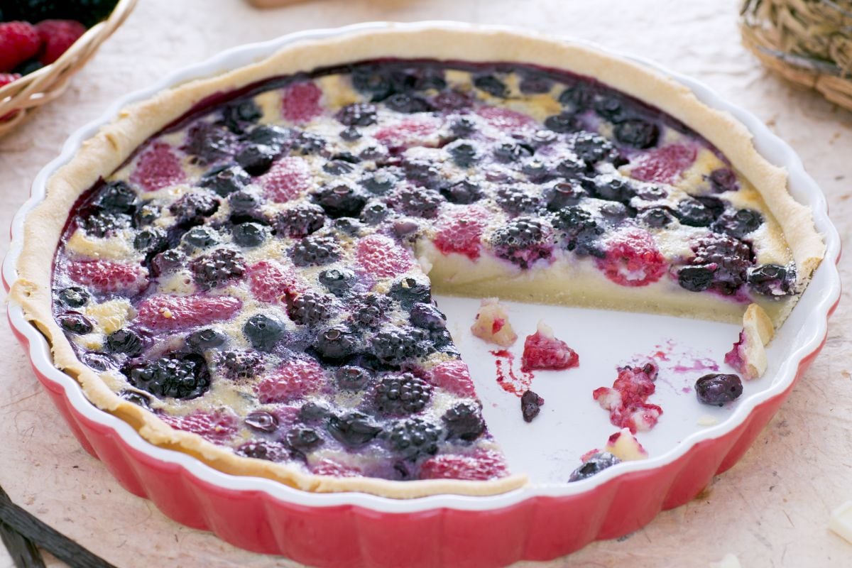 Flan de frutos del bosque con salsa de chocolate
